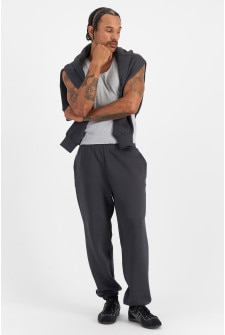 DREW (She/Her) wears size M and is 183cm tall with 97cm chest and 80cm waist