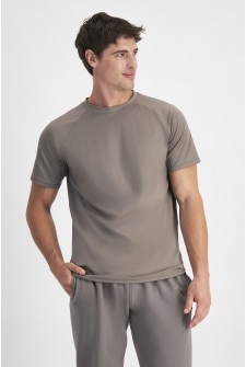 JOSH (He/Him) wears size M and is 185.48cm tall with 99cm chest and 81cm waist