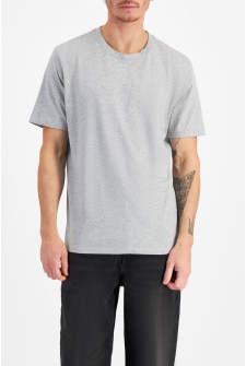 Luke (He/Him) wears size Medium and is 184cm tall
