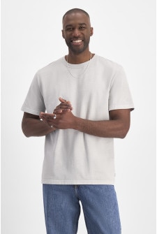 Paoulo (He/Him) wears size Medium and is 188cm tall with 98cm chest and 79cm waist