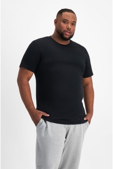 Jonathan (He/Him) wears size XL and is 183cm tall with 124cm chest and 107cm waist