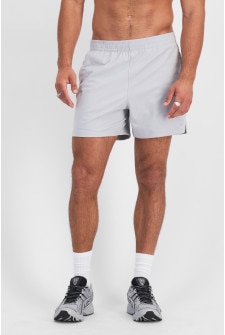 Sam (He/Him) wears size M and is 192cm tall with 100cm chest and 82cm waist