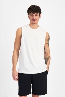 Luke (He/Him) wears size Medium and is 184cm tall