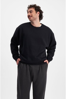 Sam (He/Him) wears size XL and is 178cm tall with 112cm chest
