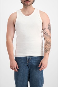 Sam (He/Him) wears size XL and is 178cm tall with 112cm chest