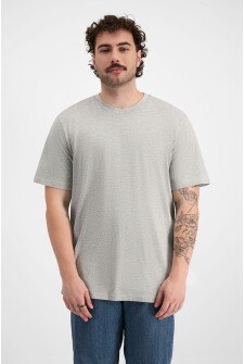Sam (He/Him) wears size XL and is 178cm tall with 112cm chest