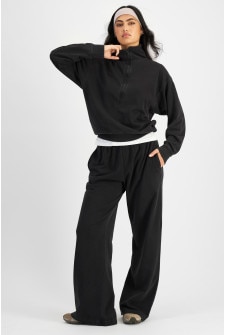Tiana (She/Her) wears size S and is 176cm tall