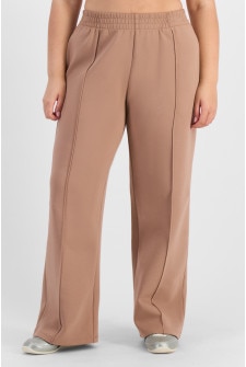 Bella (She/Her) wears size L and is 173cm tall with 95cm chest and 77cm waist