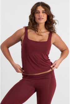 Olivia (She/Her) wears size S and is 176cm tall with cm chest and cm waist