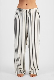 Cameron (She/Her) wears size L and is 179cm tall with 91cm chest and 74cm waist