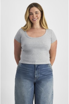 Laila (She/Her) wears size Small and is 180cm tall with 91cm chest and 74cm waist