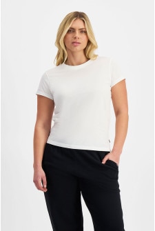 Zoe (She/Her) wears size Large and is 170cm tall with 98cm chest and 85cm waist