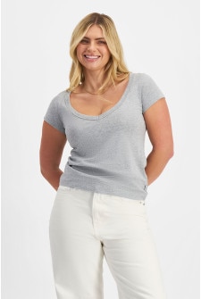 Zoe (She/Her) wears size Large and is 170cm tall with 98cm chest and 85cm waist