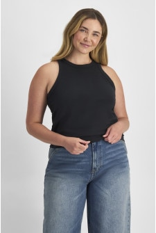 Ruby (She/Her) wears size S