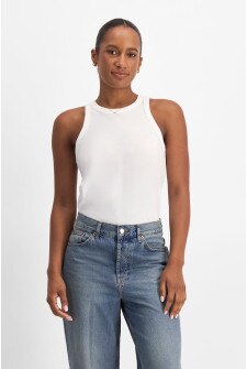 Ruby (She/Her) wears size S