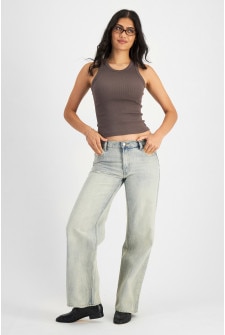 Tiana (She/Her) wears size S and is 176cm tall