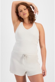 Leah (She/Her) wears size Large and is 185cm tall