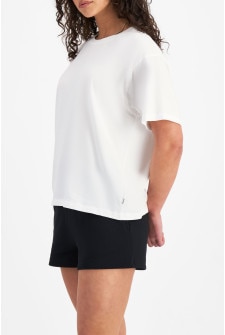 Zoe (She/Her) wears size Large and is 170cm tall with 98cm chest and 85cm waist
