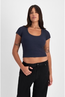 Leah (She/Her) wears size 14 and is 185cm tall with cm chest and cm waist