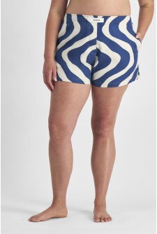 Chanel (She/Her) wears size L and is 176cm tall with 104cm chest and 89cm waist