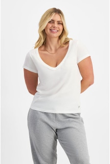 Zoe (She/Her) wears size Large and is 170cm tall with 98cm chest and 85cm waist