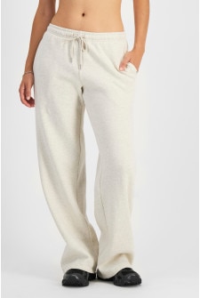 Leah (She/Her) wears size 14 and is 185cm