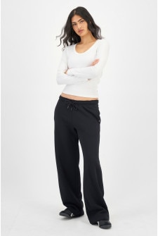 Annalise (She/Her) Wears Size Small And Is 175cm Tall With 85cm Chest And 68cm Waist