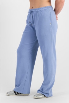 Bella (She/Her) wears size L and is 173cm tall with 95cm chest and 77cm waist