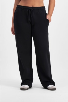 Bella (She/Her) Wears Size Large And Is 173cm Tall With 95cm Chest And 77cm Waist