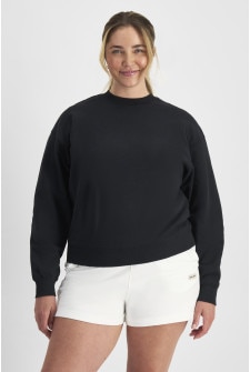 Chanel (She/Her) wears size L and is 176cm tall with 104cm chest and 89cm waist