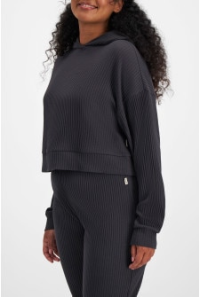 Larissa (She/Her) wears size Large and is 170.18cm tall with 90.17cm chest and 79.756cm waist