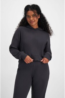 Larissa (She/Her) wears size Large and is 170.18cm tall with 90.17cm chest and 79.756cm waist