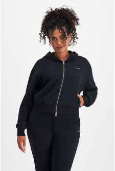 Larissa (She/Her) wears size Large and is 170.18cm tall with 90.17cm chest and 79.756cm waist