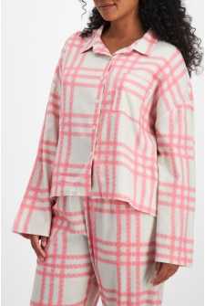 Larissa (She/Her) wears size Large and is 170.18cm tall with 90.17cm chest and 79.756cm waist