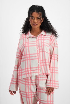 Larissa (She/Her) wears size Large and is 170.18cm tall with 90.17cm chest and 79.756cm waist