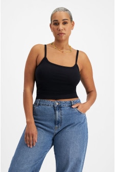 Jasmin (She/Her) wears size Large is 172cm tall with 101cm bust 82cm waist and 118cm hips.