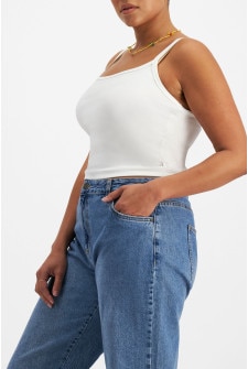 Jasmin (She/Her) wears size Large and is 172cm tall with 101cm chest and 82cm waist