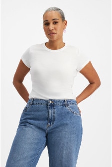 Jasmin (She/Her) wears size Large is 172cm tall with 101cm bust 82cm waist and 118cm hips.