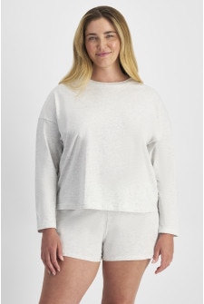 Faro (She/Her) wears size Large and is 175cm tall with 102cm chest and 81cm waist