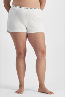 Chanel (She/Her) wears size L and is 176cm tall with 104cm chest and 89cm waist