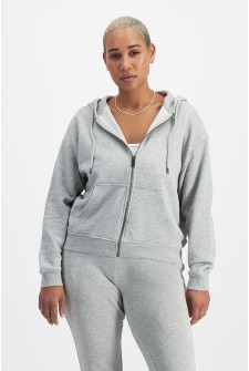 Jasmin (She/Her) wears size Large and is 172cm tall with 101cm chest and 82cm waist