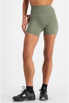 Pepe (She/Her) wears size S and is 177cm tall with 80cm chest and 67cm waist