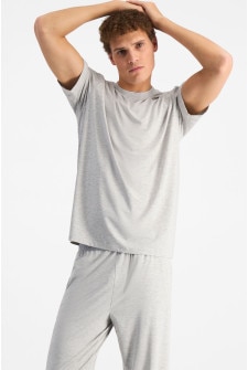 Kya (He/Him) wears size M and is 189cm tall with 99cm chest and 81cm waist