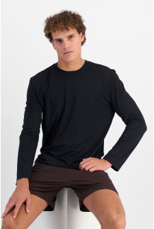 Kya (He/Him) wears size M and is 189cm tall with 99cm chest and 81cm waist