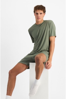 Kya (He/Him) wears size M and is 189cm tall with 99cm chest and 81cm waist