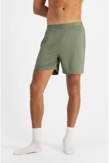 Kya (He/Him) wears size M and is 189cm tall with 99cm chest and 81cm waist