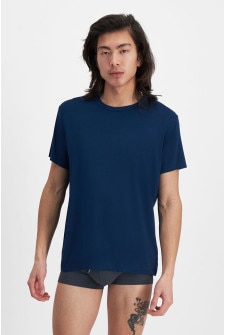 Xin (He/Him) wears size Medium and is 184cm tall with cm chest and 30cm waist