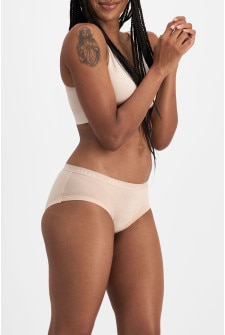 Nyapal (She/Her) wears size 20 and is 182cm tall with 121cm chest and 111cm waist
