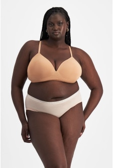 Nyapal (She/Her) wears size 20 and is 182cm tall with 121cm chest and 111cm waist