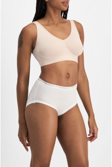 Nyapal (She/Her) wears size 18 and is 182cm tall with 121cm chest and 111cm waist